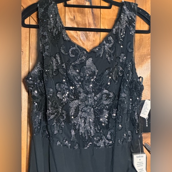 Betsy and Adam gown size 22 new with tags - Picture 3 of 5